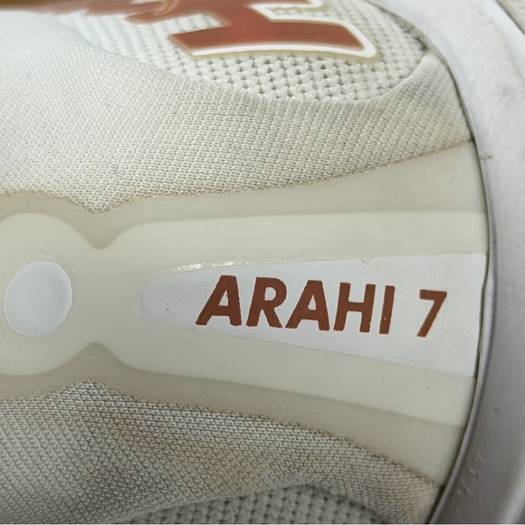 Hoka Arahi 7 White Running Shoes - Picture 9 of 10